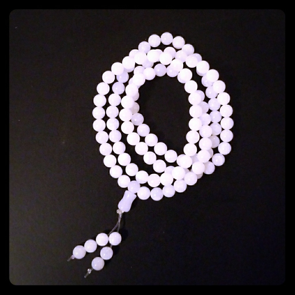 Brand new white beaded necklace / bracelet!